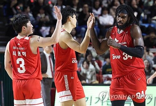 서로 격려하는 SK 선수들