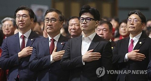 한동훈 위원장, 국기에 경례