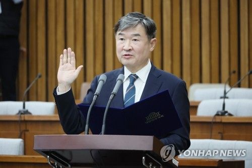 선서하는 조태용 국정원장 후보자