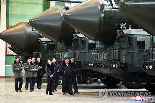김정은, 신형 고체연료 ICBM '화성-18형' 발사대 차량 공장 시찰