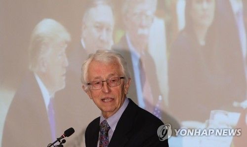 북핵관련 발표하는 해커 박사