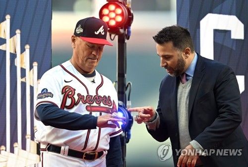 앤소풀러스 단장(오른쪽)과 브라이언 스닛커 감독