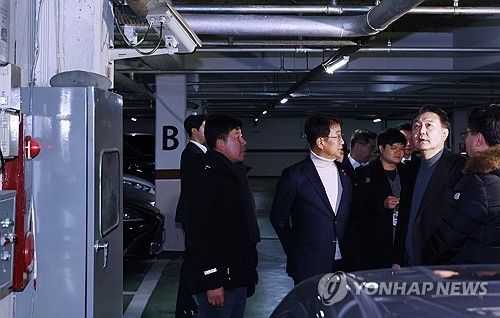 1기 신도시 지하주차장 점검하는 윤석열 대통령