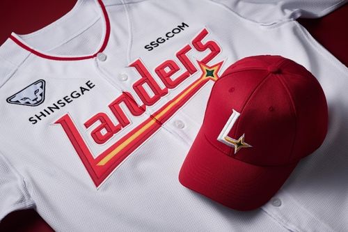 새 브랜드 이미지가 들어간 SSG 랜더스 유니폼