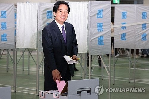 (AFP=연합뉴스) 13일 대만 타이난시에서 투표를 하는 대만 집권 민진당의 라이칭더 총통 후보. 2024.1.13.
