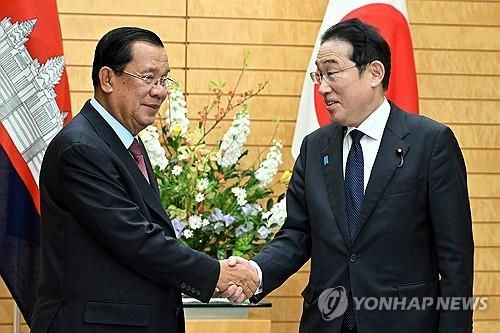 11일 기시다 후미오 일본 총리를 예방한 훈센 캄보디아 전 총리
