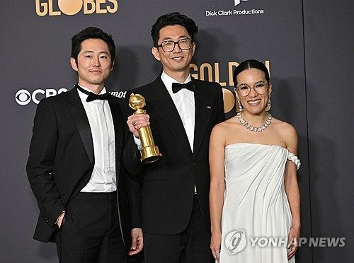 '성난 사람들' 골든글로브 3관왕. 왼쪽부터 스티븐 연과 이성진 감독, 앨리 웡
