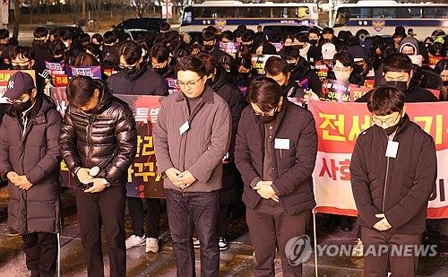 전세사기 희생자 묵념하는 피해자들