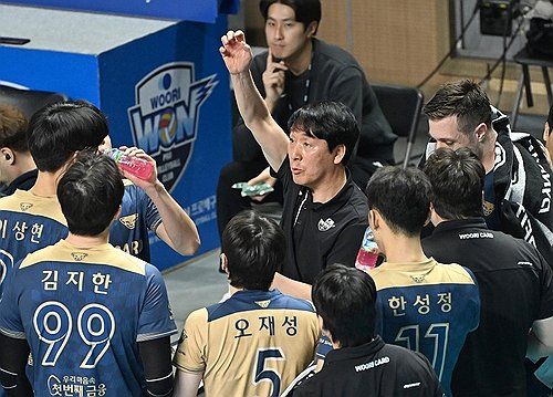 작전 지시하는 신영철 우리카드 감독