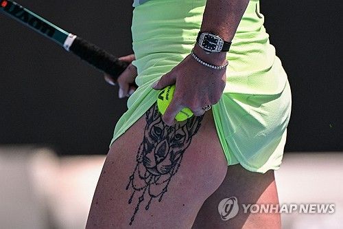 스비톨리나의 허벅지 문신