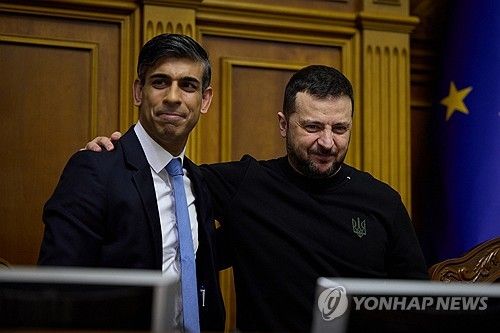 12일 우크라이나를 방문한 수낵 총리가 젤렌스키 대통령과 함께하고 있다. [UPI=연합뉴스]