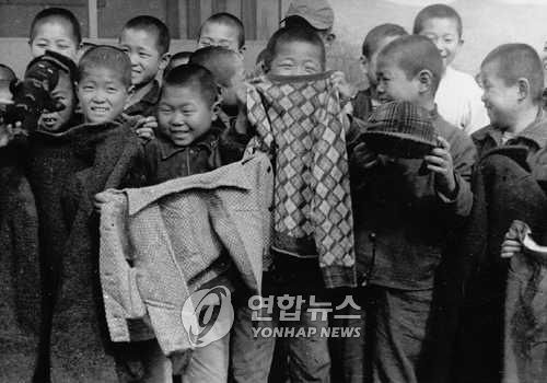 선물 받고 즐거워하는 6.25전쟁 당시 부산의 한 보육원 아이들