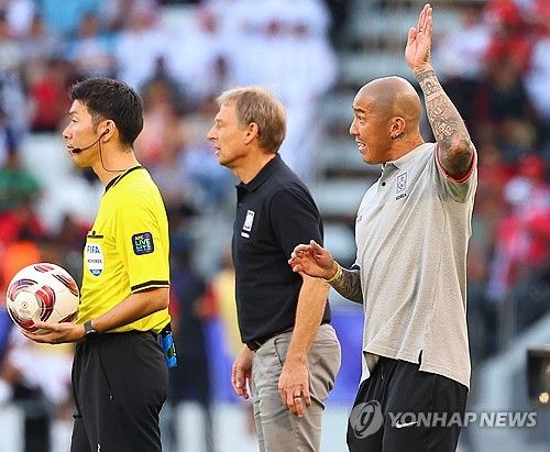 클린스만 감독 작전 전달하는 차두리 코치