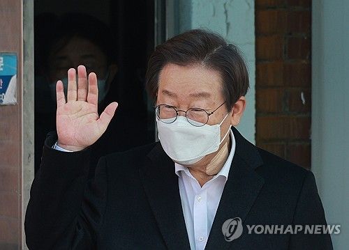 이재명, 흉기 피습 8일 만에 퇴원