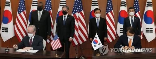 지난 2021년 로버트 랩슨 주한 미국대사 대리(왼쪽)와 정은보 외교부 한미 방위비분담금 협상대사가 서울 종로구 외교부 청사에서 열린 제11차 한미 방위비분담특별협정(SMA) 가서명식에서 합의문에 서명하고 있다. [사진공동취재단=연합뉴스 자료사진] 