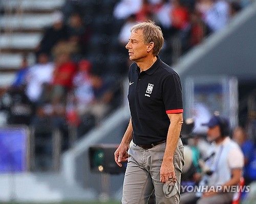 경기 지켜보는 클린스만 감독