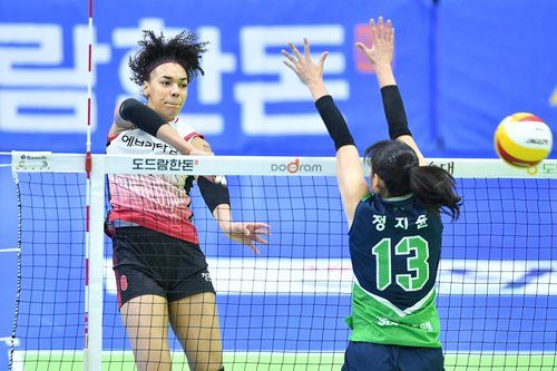 V리그에서 뛸 당시의 엘리자벳(왼쪽)