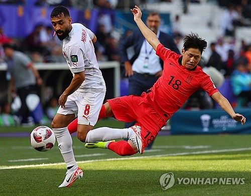 파울에 걸려 넘어지는 이강인