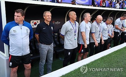 경기 시작 기다리는 클린스만 감독과 코치진
