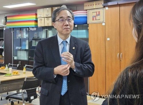 탈북민과 대화하는 문승현 통일부 차관