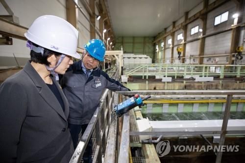 화학물질 취급시설 살펴보는 한화진 환경부 장관. [환경부 제공. 재판매 및 DB 금지]