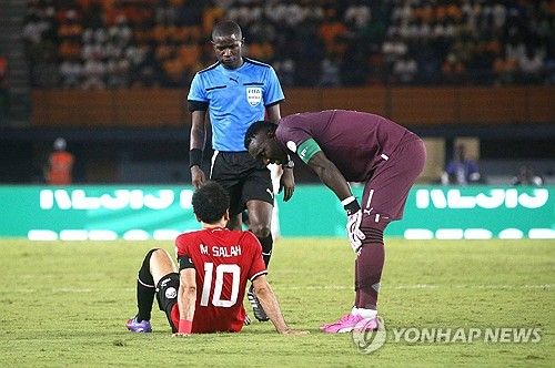 그라운드에 주저 앉은 무함마드 살라흐