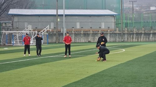 합천 야로중·고교생을 대상으로 포구 시범 보이는 류지현 전 LG 감독 