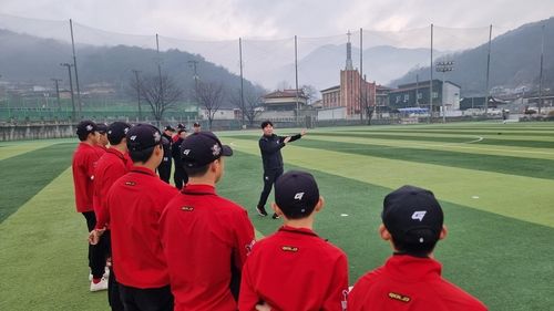 합천 야로중·고교생을 대상으로 기본기를 강조하는 류지현 전 LG 감독