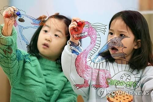 용띠해를 맞아 그림 그리는 어린이들