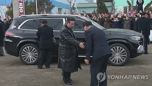 김정은 새 전용차로 보이는 벤츠 마이바흐 SUV