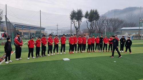 합천 야로중·고교생을 대상으로 기본기를 강조하는 류지현 전 LG 감독