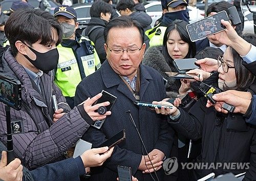 취재진에게 입장 발표하는 김부겸 전 총리