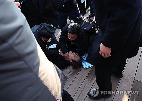 부산 방문 일정 중 피습 당한 이재명 대표