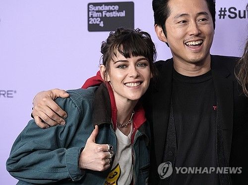 선댄스영화제 함께 참석한 크리스틴 스튜어트(왼쪽)와 스티븐 연(오른쪽)