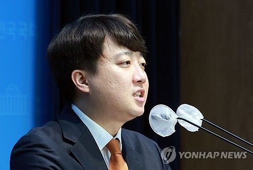 교통 관련 정강정책 발표하는 이준석