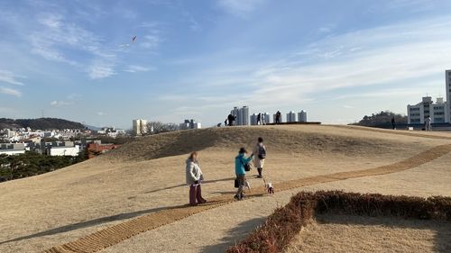 반려견 동반하고 산책하는 시민 