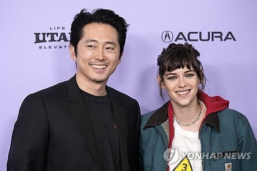 새 영화 '러브 미'로 선댄스영화제 찾은 스티븐 연과 크리스틴 스튜어트
