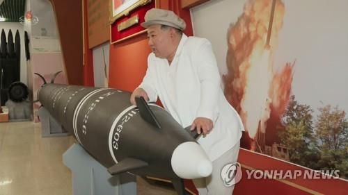 600mm 초대형 방사포 만져보는 김정은