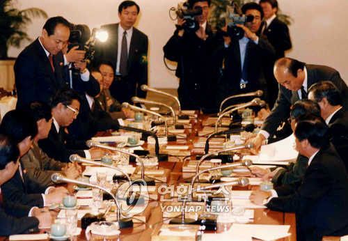 '남북 기본 합의서'에 서명하는 양측 대표