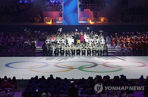 선수들과 함께 셀카 찍는 토마스 바흐 위원장