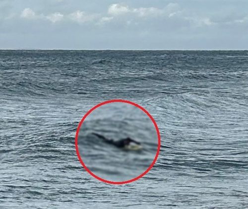 지난 19일 풍랑주의보 내려진 해수욕장에서 서핑 중인 A씨