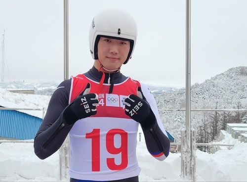 경기 마치고 포즈 취하는 김보근