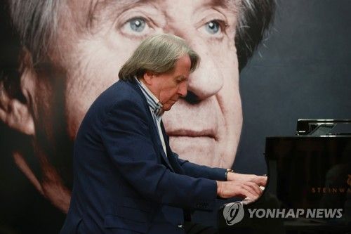 연주하는 피아니스트 부흐빈더