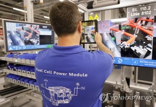 작업 중인 독일 자동차 부품업체 보쉬의 한 직원 [EPA 연합뉴스 자료사진. 재판매 및 DB 금지]