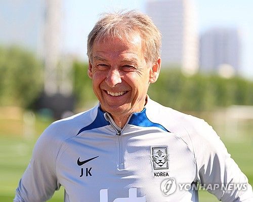 밝은 표정의 위르겐 클린스만 감독