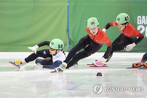 반칙 당해 넘어지는 주재희