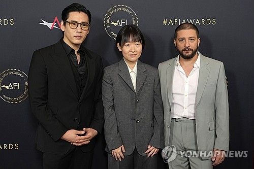 '패스트 라이브즈'의 두 남자배우 유태오, 존 마가로와 함께 영화제 참석한 셀린 송 감독