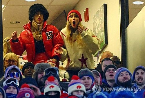 캔자스시티를 응원하는 팝스타 테일러 스위프트(상단 오른쪽)