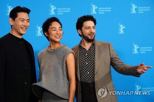 영화 '패스트 라이브즈' 배우 유태오와 그레타 리, 존 마가로