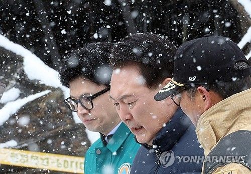 서천 시장 화재 현장 함께 점검하는 윤석열 대통령과 한동훈 비대위원장